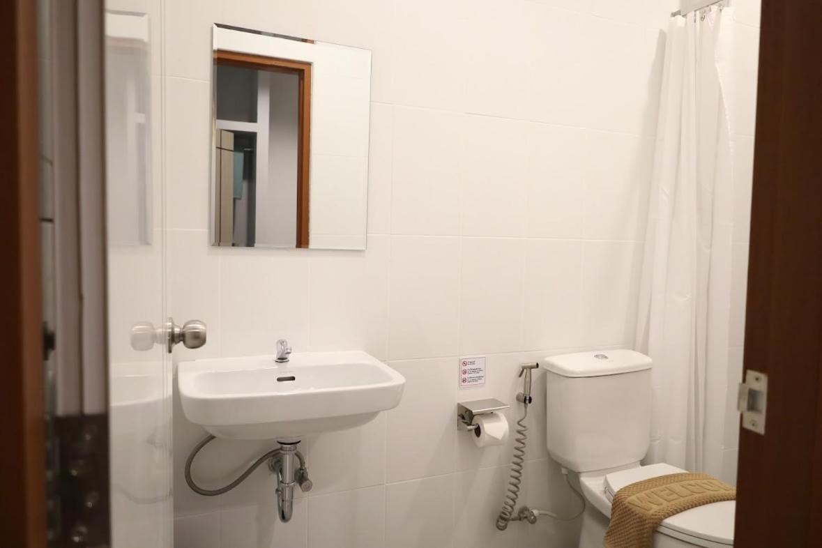 Y House Patong Hostel Bagian luar foto