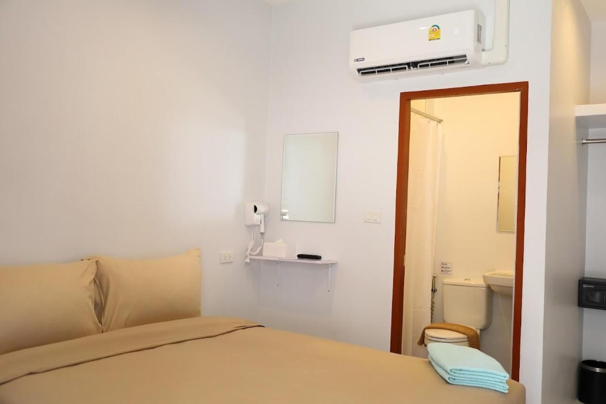 Y House Patong Hostel Bagian luar foto