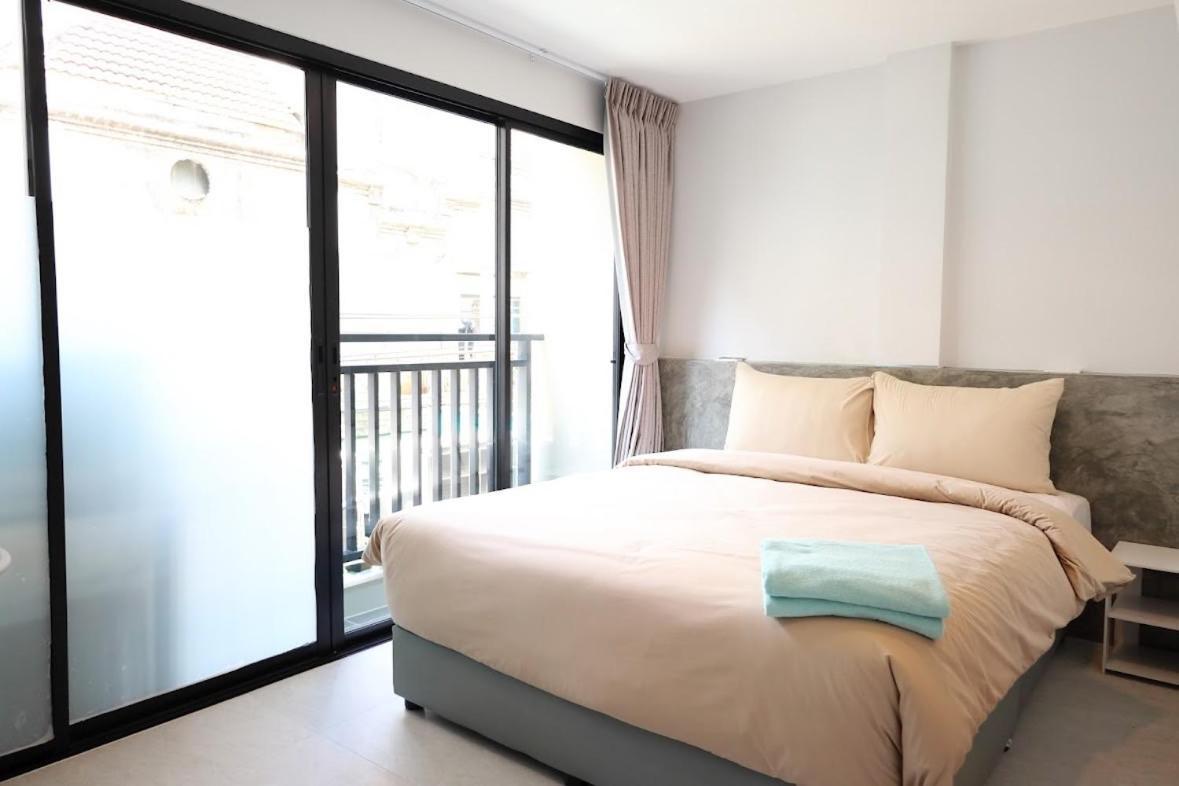 Y House Patong Hostel Bagian luar foto