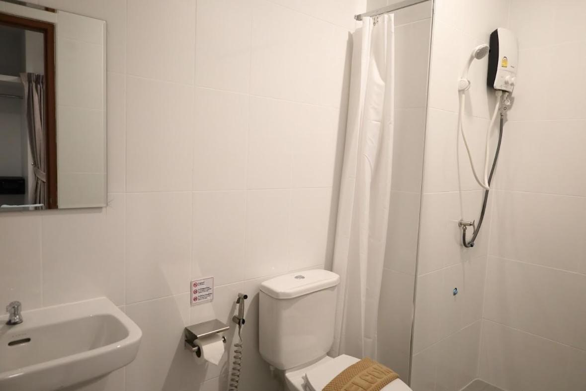 Y House Patong Hostel Bagian luar foto