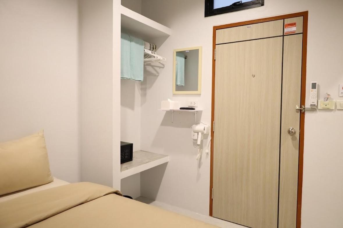 Y House Patong Hostel Bagian luar foto