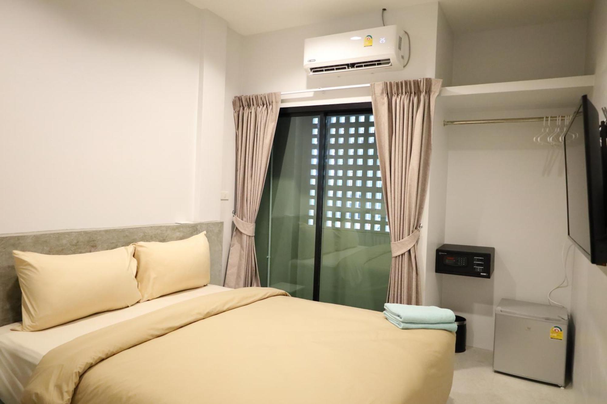 Y House Patong Hostel Bagian luar foto