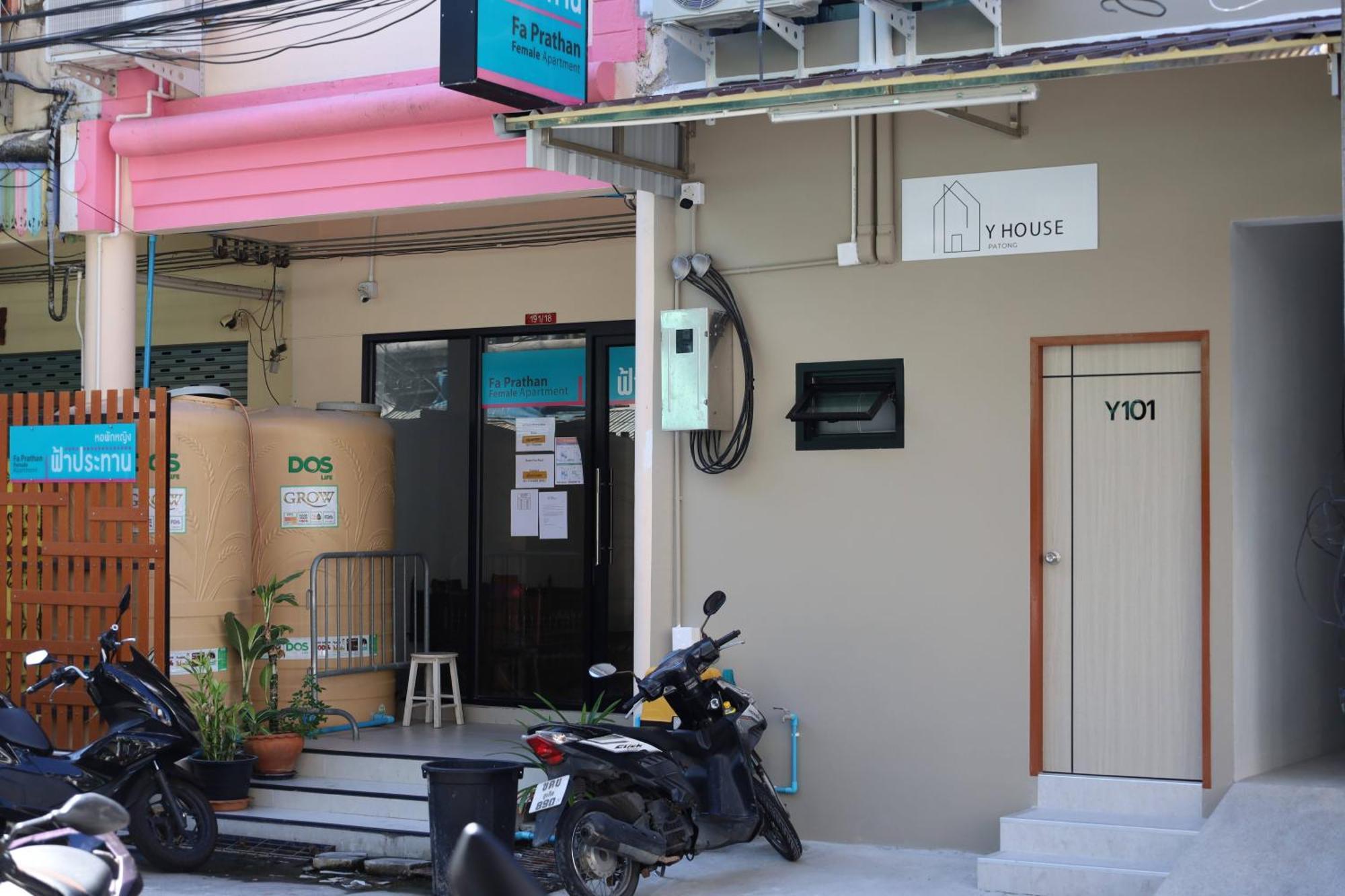 Y House Patong Hostel Bagian luar foto