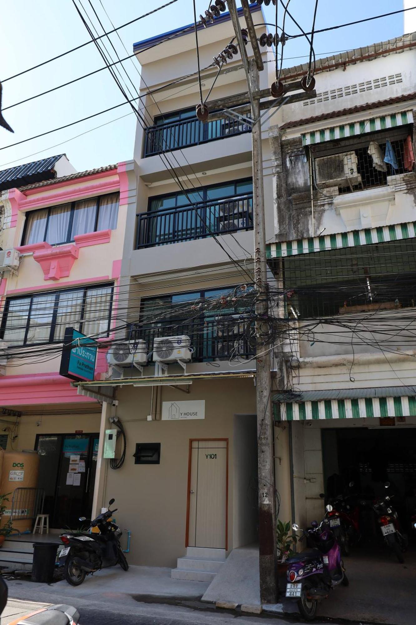 Y House Patong Hostel Bagian luar foto